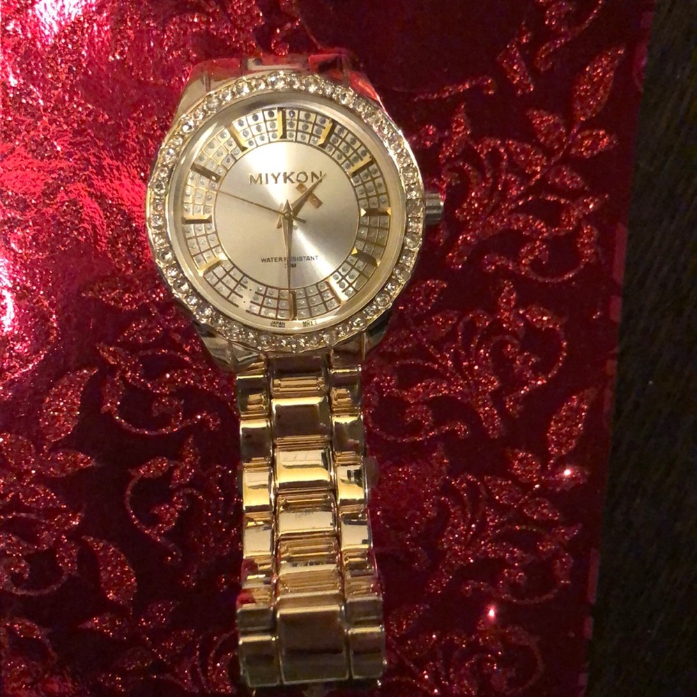 Miykon women’s Large Gold watch. Just needs a battery.